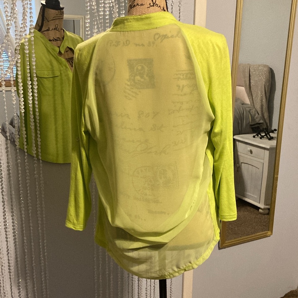 Monoreno Lime Green Button-Up Women's Top - Picture 4 of 8